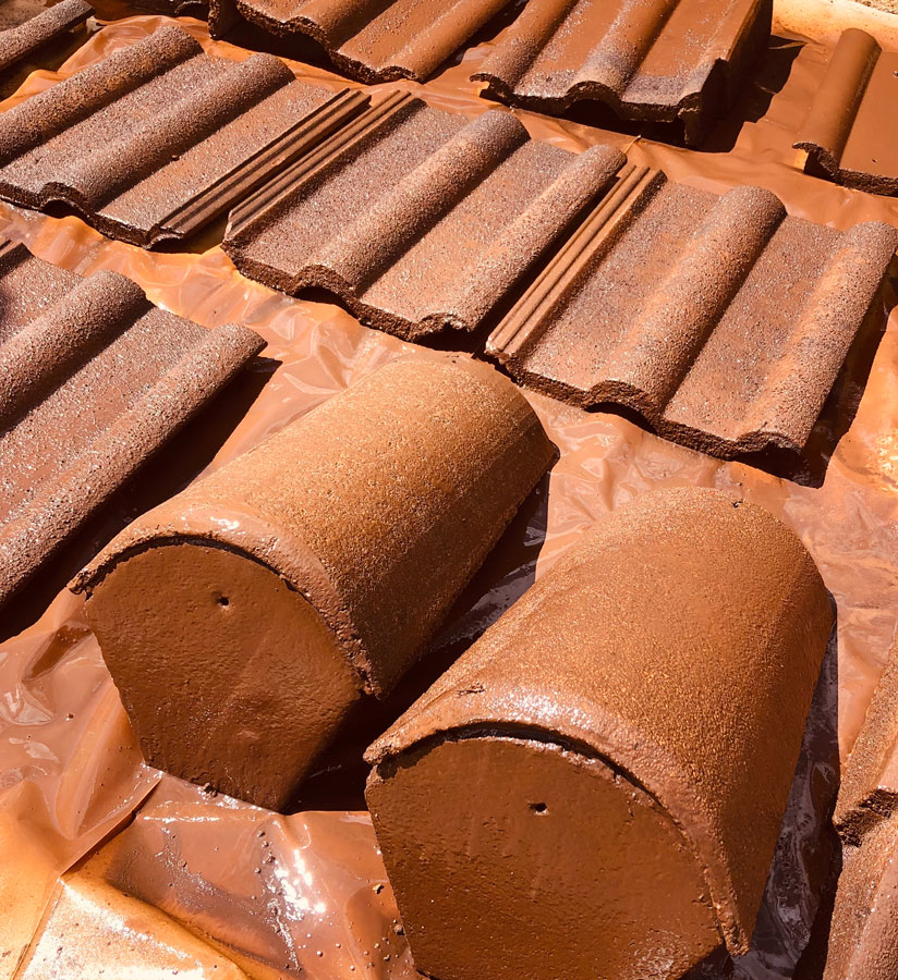HYDRO-COLOR-sur-tuiles-en-beton-Brun-chocolat-apres-utilisation-maelstrom